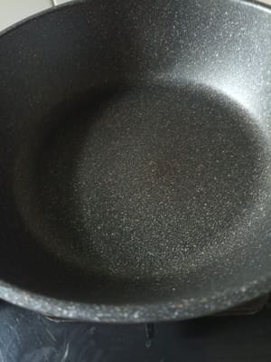 Die Pfanne möglichst heiß erhitzen, damit beim Zubereiten der Pfannkuchenröllchenhaut nichts kleben bleibt.