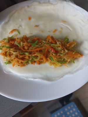 Gemüse auf die Pfannkuchenhaut geben und