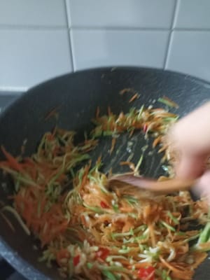 Unter Rühren braten, bis alles zusammenfällt