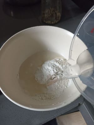 150 ml Wasser zugeben, nach und nach unter Rühren das Wasser hinzufügen.
