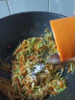 1/4 TL Salz und 1/2 TL schwarzen Pfeffer hinzufügen und 4–5 Minuten kochen lassen.