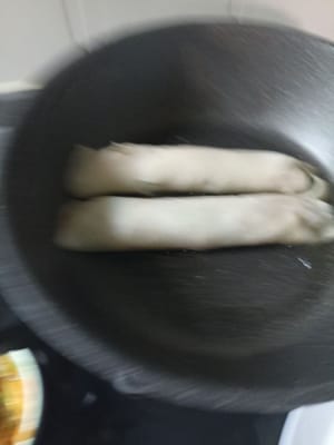 Die Pfannkuchenrolle hineinlegen und bei schwacher Hitze langsam ausbacken.