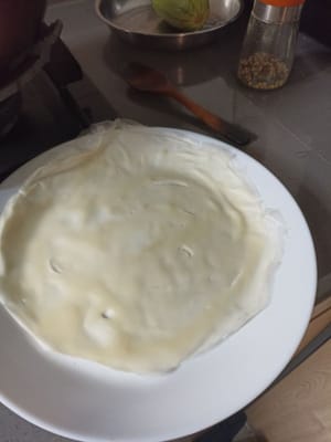 Sobald die Unterseite nicht mehr klebt, herausheben und dasselbe machen, wenn Adam noch da ist (ich habe nur 2 Stücke aus einem Teig gemacht)