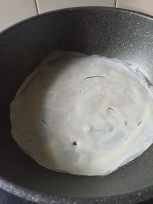 Hitze reduzieren und pro Stück 75 ml Teig hinzufügen, 1–2 Minuten langsam backen.