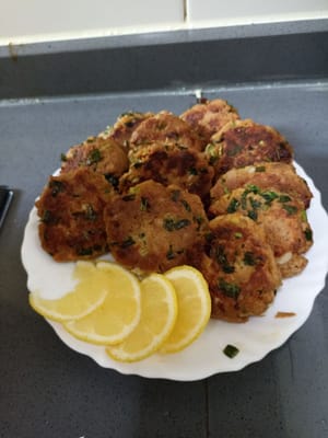 Les Petties de Thon sont prêts à être servis et nous ajoutons quelques tranches de citron.