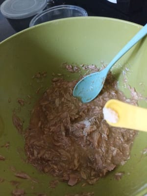 Ajoutez 1/2 cuillère à café de poivre moulu et 1/4 cuillère à café de sel (j'utilise du poivre entier pour plus de parfum). Vous pouvez ajouter du poivre moulu selon votre goût.