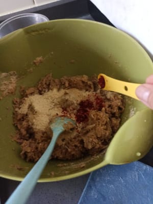 Ajouter 1/4 de poudre de chili et 100 g de chapelure