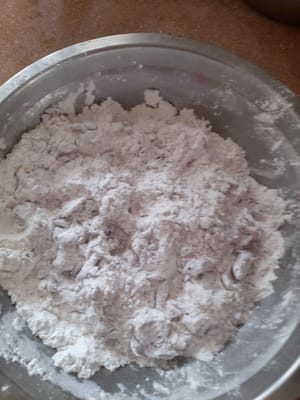 さつまいもの皮をむいて四角に切り、蒸して火が通ります。蒸したさつまいもをマッシュし、滑らかになったら、もち米粉、タピオカ、塩を加え、均一になるまで混ぜます。その後、生地が均一に混ざり、成形できるようになるまで、±100mlの温水を少しずつ注ぎます。
