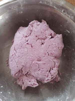 さつまいもの皮をむいて四角に切り、蒸して火が通ります。蒸したさつまいもをマッシュし、滑らかになったら、もち米粉、タピオカ、塩を加え、均一になるまで混ぜます。その後、生地が均一に混ざり、成形できるようになるまで、±100mlの温水を少しずつ注ぎます。