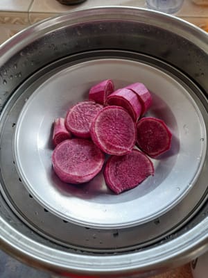 さつまいもの皮をむいて四角に切り、蒸して火が通ります。蒸したさつまいもをマッシュし、滑らかになったら、もち米粉、タピオカ、塩を加え、均一になるまで混ぜます。その後、生地が均一に混ざり、成形できるようになるまで、±100mlの温水を少しずつ注ぎます。