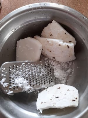 バルラン：ココナッツ約200gを皮をむき、すりおろします。約15分蒸します（少量の塩を加えても構いません）。