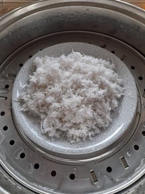 バルラン：ココナッツ約200gを皮をむき、すりおろします。約15分蒸します（少量の塩を加えても構いません）。
