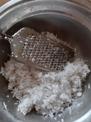 バルラン：ココナッツ約200gを皮をむき、すりおろします。約15分蒸します（少量の塩を加えても構いません）。