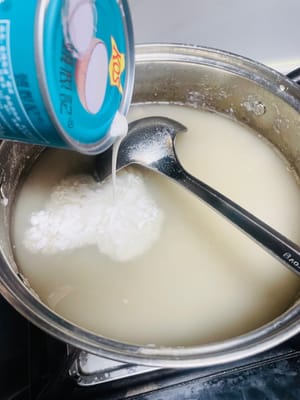 味付け：茹でたタロイモに氷砂糖を加え、溶けるまでかき混ぜます。ココナッツミルクと練乳を加え、甘さを確かめ、必要に応じて氷砂糖を追加します（冷めると甘さが落ちるので、少し甘めに調整してください）。最後に、水気を切ったサゴヤシを加え、弱火で沸騰直前まで煮込み、火を止めます。

ココナッツミルクと練乳を最後に加えることで、長時間の沸騰によるココナッツの風味の蒸発を防ぎ、また、高温による練乳の風味の変化も防ぎます。