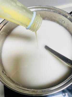 味付け：茹でたタロイモに氷砂糖を加え、溶けるまでかき混ぜます。ココナッツミルクと練乳を加え、甘さを確かめ、必要に応じて氷砂糖を追加します（冷めると甘さが落ちるので、少し甘めに調整してください）。最後に、水気を切ったサゴヤシを加え、弱火で沸騰直前まで煮込み、火を止めます。

ココナッツミルクと練乳を最後に加えることで、長時間の沸騰によるココナッツの風味の蒸発を防ぎ、また、高温による練乳の風味の変化も防ぎます。