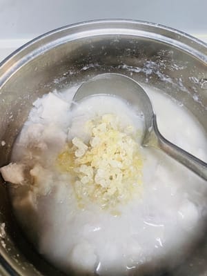 味付け：茹でたタロイモに氷砂糖を加え、溶けるまでかき混ぜます。ココナッツミルクと練乳を加え、甘さを確かめ、必要に応じて氷砂糖を追加します（冷めると甘さが落ちるので、少し甘めに調整してください）。最後に、水気を切ったサゴヤシを加え、弱火で沸騰直前まで煮込み、火を止めます。

ココナッツミルクと練乳を最後に加えることで、長時間の沸騰によるココナッツの風味の蒸発を防ぎ、また、高温による練乳の風味の変化も防ぎます。