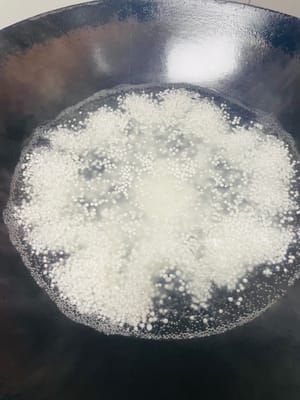 サゴの調理（主な手順）：鍋に十分な水を入れ、強火で沸騰させます。サゴを加え、10分間、焦げ付かないように絶えずかき混ぜながら煮ます。サゴの外側が半透明になり、中心に小さな白い芯が現れたら、お湯を捨て、冷水でサゴをすすぎます（粘着力を取り除くため）。再び熱湯を加え、5分間茹でます。火を止め、蓋をして、サゴが完全に半透明になるまで15分間置きます。最後に、冷ました熱湯で洗い、水を切ります。こうすることで、サゴはより歯ごたえが出て、粘着力が弱まります。