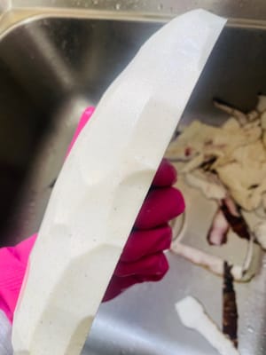 Portez des gants pour peler le taro (pour éviter les démangeaisons aux mains), coupez-le en cubes d'environ 3 cm et lavez l'amidon de surface.