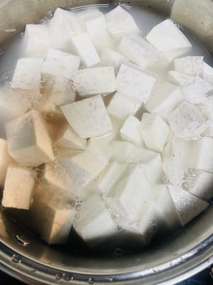 里芋の茹で方：鍋に水1000gを入れ、沸騰させます。里芋の塊を加え、強火で10分、または箸で簡単に刺さり、触ると崩れるくらいになるまで茹でます。火を止め、置いておきます。