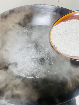 サゴの調理（主な手順）：鍋に十分な水を入れ、強火で沸騰させます。サゴを加え、10分間、焦げ付かないように絶えずかき混ぜながら煮ます。サゴの外側が半透明になり、中心に小さな白い芯が現れたら、お湯を捨て、冷水でサゴをすすぎます（粘着力を取り除くため）。再び熱湯を加え、5分間茹でます。火を止め、蓋をして、サゴが完全に半透明になるまで15分間置きます。最後に、冷ました熱湯で洗い、水を切ります。こうすることで、サゴはより歯ごたえが出て、粘着力が弱まります。