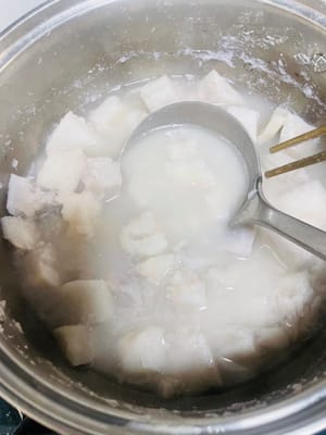 里芋の茹で方：鍋に水1000gを入れ、沸騰させます。里芋の塊を加え、強火で10分、または箸で簡単に刺さり、触ると崩れるくらいになるまで茹でます。火を止め、置いておきます。