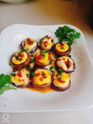 Die vorbereiteten Gewürze darüberstreuen. Heißes Öl darübergießen. Mit der Blanchiersauce aufgießen.