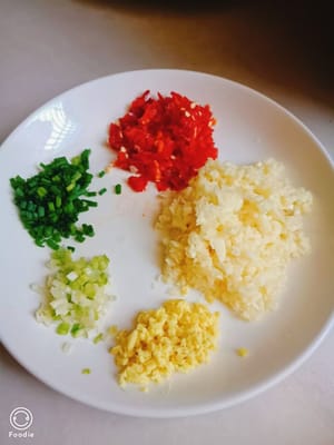10 g gehackte rote Paprika, 5 g Ingwer, 10 g Knoblauch, 5 g Frühlingszwiebeln.