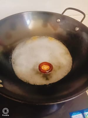 Wasser zum Kochen bringen und die Pilze hineingeben. Etwa 10 Sekunden kochen lassen, dann schnell herausnehmen und auf einen Teller geben.