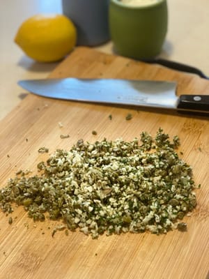 在碗中，將切碎的酸豆、百里香、磨碎的大蒜、檸檬皮、 1 茶匙鹽和 2 湯匙橄欖油混合，製成醃料。  將風扇焗爐預熱至攝氏 160 度