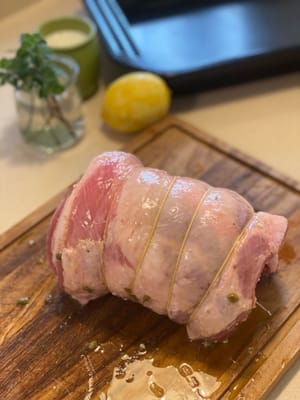 將羊肩肉捲緊，並用屠夫繩固定