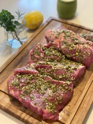 將醃料均勻塗抹在羊肩上