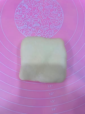 นำแป้งที่พักไว้แล้วมาคลึงให้เป็นรูปสี่เหลี่ยมจัตุรัสขนาดใหญ่กว่าชีสแผ่นเล็กน้อย

วางเบคอนหนึ่งชิ้นและชีสหนึ่งแผ่นลงบนแป้ง จากนั้นพับแป้งเฉียงๆ เหมือนห่อของชิ้นเล็กๆ ปิดปากแป้งให้แน่นเพื่อป้องกันไม่ให้ไส้ไหลออกมา