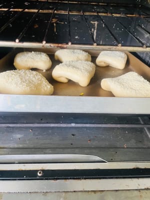 วางแป้งไว้ในสภาพแวดล้อมที่มีความชื้นสูงที่อุณหภูมิ 35°C (วางชามน้ำไว้ในเตาอบเพื่อรักษาความชื้น) และปล่อยให้แป้งขึ้นจนมีขนาดใหญ่กว่าขนาดเดิม 1.5 เท่า แป้งจะพร้อมใช้เมื่อกดเบาๆ แล้วแป้งจะคืนตัวช้าๆ

บนผิวหน้าของแป้งที่ขึ้นแล้ว ใช้มีดคมๆ กรีดสองครั้งเพื่อสร้างลวดลายตามต้องการ (เช่น ลายกากบาทหรือเส้นทแยงมุม)