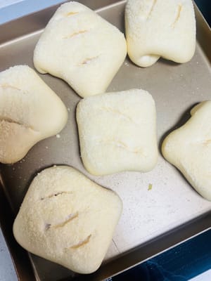 วางแป้งไว้ในสภาพแวดล้อมที่มีความชื้นสูงที่อุณหภูมิ 35°C (วางชามน้ำไว้ในเตาอบเพื่อรักษาความชื้น) และปล่อยให้แป้งขึ้นจนมีขนาดใหญ่กว่าขนาดเดิม 1.5 เท่า แป้งจะพร้อมใช้เมื่อกดเบาๆ แล้วแป้งจะคืนตัวช้าๆ

บนผิวหน้าของแป้งที่ขึ้นแล้ว ใช้มีดคมๆ กรีดสองครั้งเพื่อสร้างลวดลายตามต้องการ (เช่น ลายกากบาทหรือเส้นทแยงมุม)