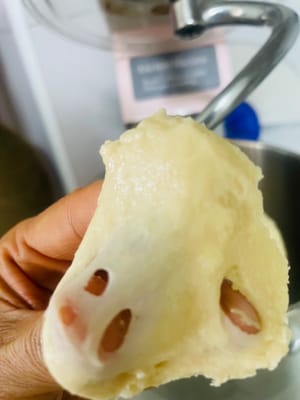 ใส่ไข่และนมลงในชาม แล้วนวดช้าๆ จนกว่าจะไม่มีผงแห้งเหลืออยู่