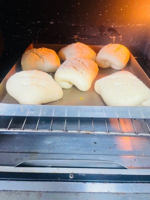 เปิดเตาอบที่อุณหภูมิ 170 องศาเซลเซียส (340 องศาฟาเรนไฮต์) โดยใช้ความร้อนทั้งด้านบนและด้านล่าง อบขนมปังบนชั้นวางตรงกลางประมาณ 13 นาที

หากขนมปังเริ่มไหม้เร็วเกินไป ให้ใช้ฟอยล์อลูมิเนียมคลุมไว้เพื่อป้องกันการไหม้ อบต่อจนเป็นสีเหลืองทองและมีกลิ่นหอมของชีส