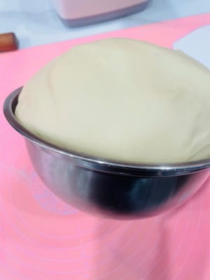 ปั้นแป้งเป็นก้อนกลม แล้ววางไว้ในที่อุ่น (เช่น ในช่องพักแป้งของเตาอบ) โดยคลุมด้วยพลาสติกแรป

รอจนแป้งขึ้นฟูเป็นสองเท่า ทดสอบว่าสุกหรือยังโดยใช้นิ้วที่โรยแป้งแล้วจิ้มลงไปเป็นรู ถ้ารูไม่ยุบหรือหดกลับ แสดงว่าสุกแล้ว