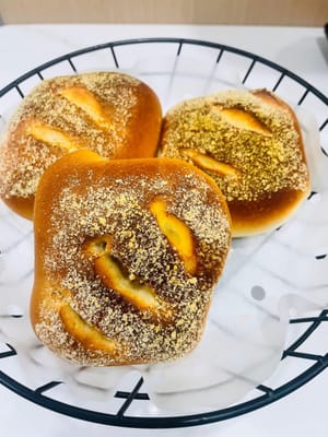 เปิดเตาอบที่อุณหภูมิ 170 องศาเซลเซียส (340 องศาฟาเรนไฮต์) โดยใช้ความร้อนทั้งด้านบนและด้านล่าง อบขนมปังบนชั้นวางตรงกลางประมาณ 13 นาที

หากขนมปังเริ่มไหม้เร็วเกินไป ให้ใช้ฟอยล์อลูมิเนียมคลุมไว้เพื่อป้องกันการไหม้ อบต่อจนเป็นสีเหลืองทองและมีกลิ่นหอมของชีส