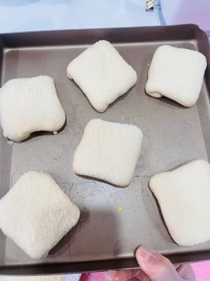 เตรียมจานและเทผงชีสแห้งลงไป ฉีดน้ำเล็กน้อยลงบนผิวหน้าของแป้งที่ห่อไว้ จากนั้นคลึงแป้งในผงชีสให้เคลือบอย่างทั่วถึง