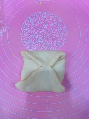 นำแป้งที่พักไว้แล้วมาคลึงให้เป็นรูปสี่เหลี่ยมจัตุรัสขนาดใหญ่กว่าชีสแผ่นเล็กน้อย

วางเบคอนหนึ่งชิ้นและชีสหนึ่งแผ่นลงบนแป้ง จากนั้นพับแป้งเฉียงๆ เหมือนห่อของชิ้นเล็กๆ ปิดปากแป้งให้แน่นเพื่อป้องกันไม่ให้ไส้ไหลออกมา