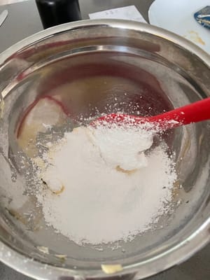 Batir el azúcar glas y la mantequilla.