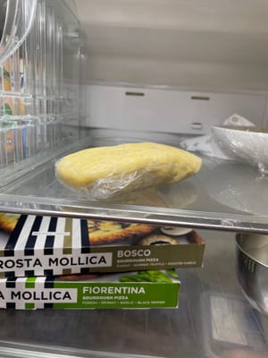 Después de una hora la masa de mantequilla estará bastante dura y se puede volver a colocar en el refrigerador.