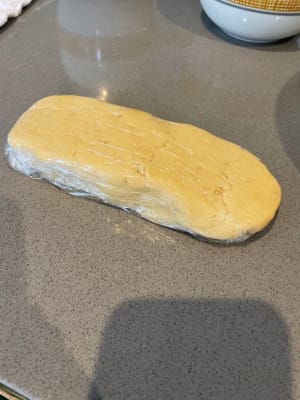 Envuelva la masa de cáscara de piña con film transparente y enróllela con las manos formando un rectángulo. Luego refrigerar por una hora. Vuelva a colocarlo en el compartimento de conservación en fresco después de una hora. Si tienes miedo de olvidarlo, puedes configurar la alarma.