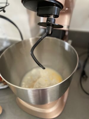 Una vez medidos todos los materiales, encienda la mezcladora y revuelva a baja velocidad (esta mezcladora es de 1 a 6 grados, use 2 grados en este momento) durante dos minutos para mezclar inicialmente los materiales.