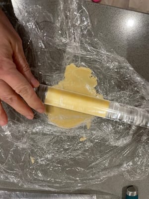 Utilice un rodillo para aplanar la masa hasta que tenga el tamaño suficiente para cubrir los bollos dulces.