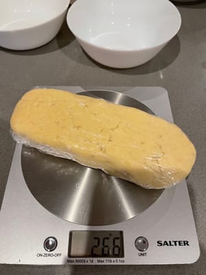 Saca la masa de mantequilla con cáscara de piña del refrigerador y mide su peso.