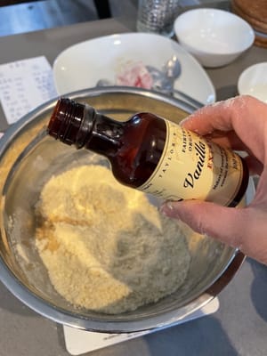Añade aceite esencial de vainilla (1 gramo). Como la cantidad es pequeña, se recomienda ir agregándola poco a poco con una cuchara o una cuchara dosificadora.