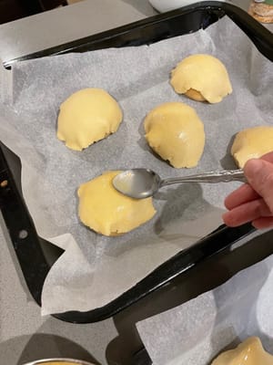Luego de frotar todas las cáscaras de piña, aplica líquido de huevo para que los bollos tengan un mejor color después de hornearlos.