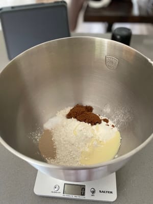 Mide todos los ingredientes para los bollitos dulces: harina de pan, leche en polvo, sal, azúcar, levadura seca, leche condensada, líquido de huevo y agua, y viértelos en el tazón de una licuadora uno por uno.