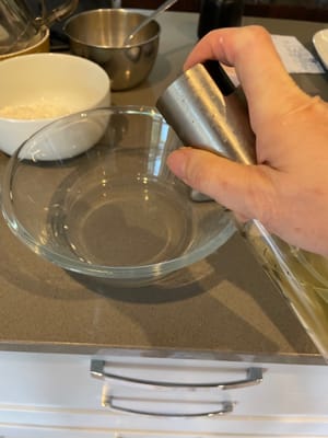 Tome un recipiente grande y rocíelo uniformemente con aceite.
